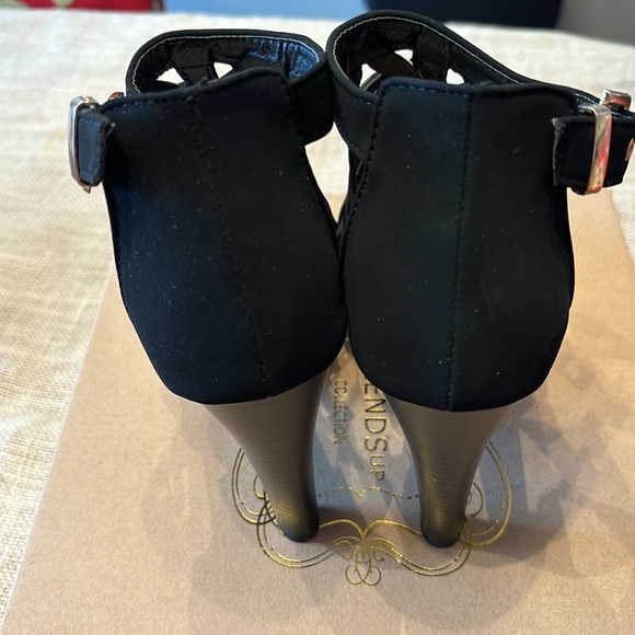 Trends Collection Heeled Sandals - Picture 3 of 5